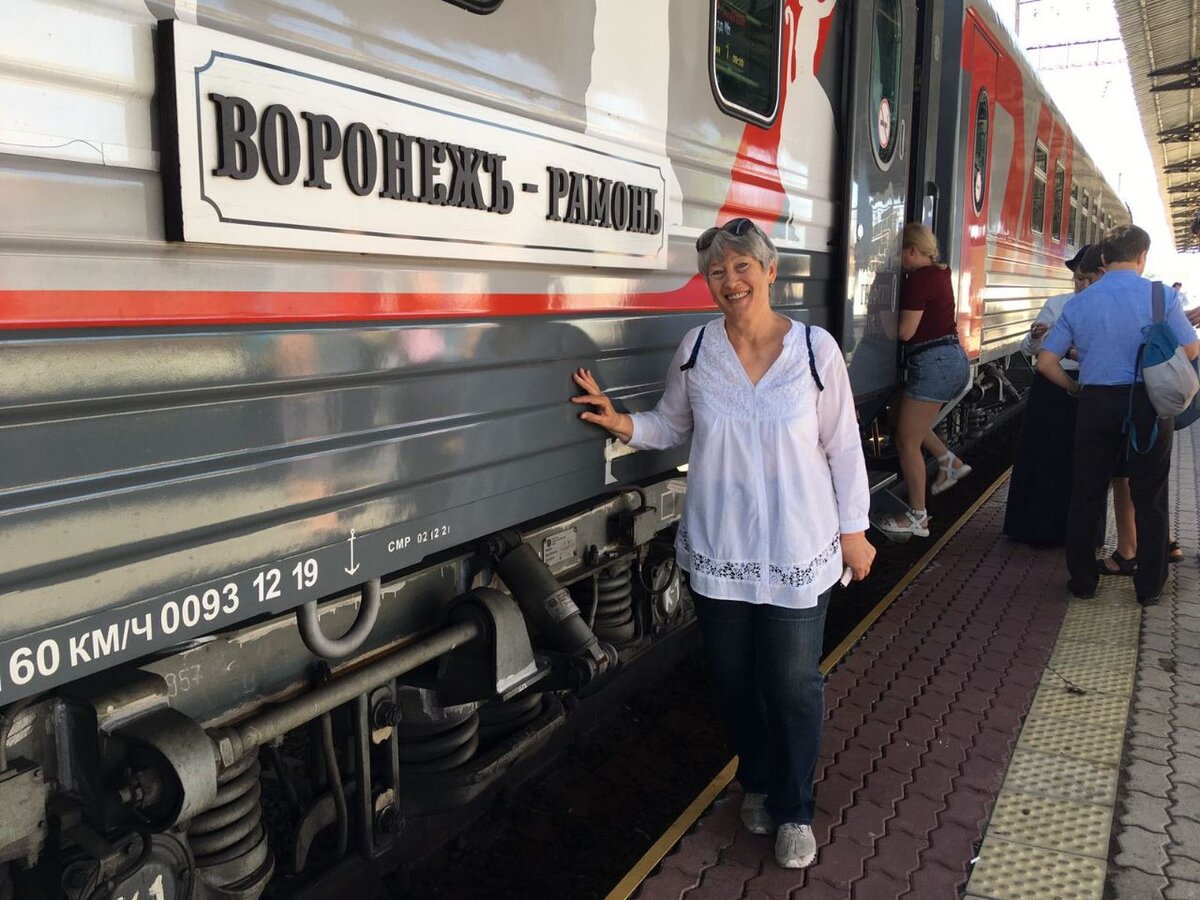 До отправленья поезда осталось 5 минут.