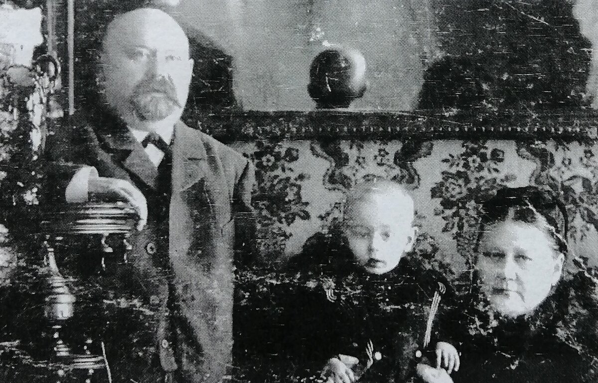 Семья известных каинских купцов Шкроевых, Иван Васильевич и Александра Ивановна с воспитанником. Фото начала ХХ века.