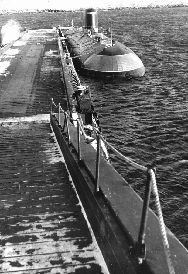 Атомная подводная лодка К-3 «Ленинский комсомол» у зимнего причала в базе