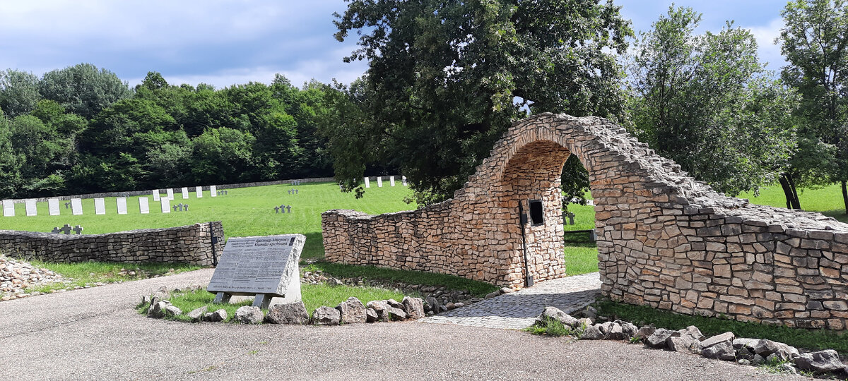 Вид с парковки на вход на территорию захоронений