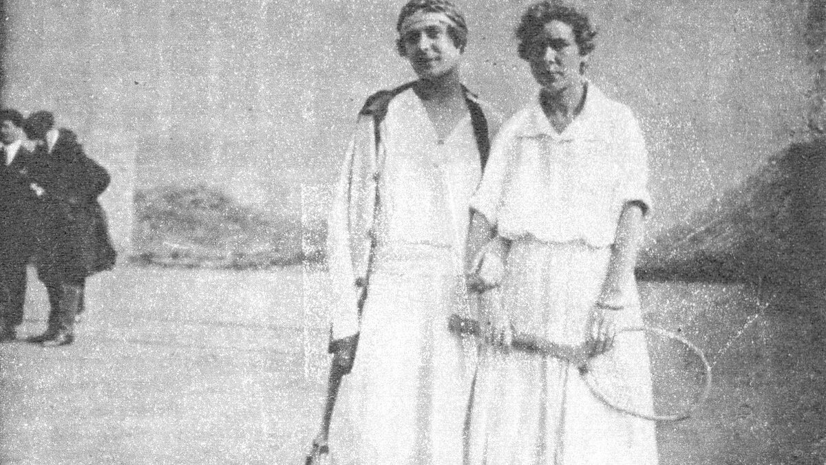    Победительница чемпионата СССР по теннису 1924 года Софья Мальцева (справа) и ее соперница Мира Суходольская. (Фото DR)
