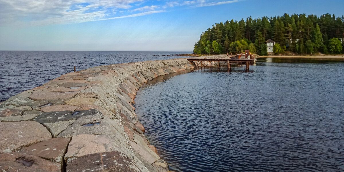 Идешь по нему, вокруг вода плещется, в основном со стороны Ладоги - как в сказке!