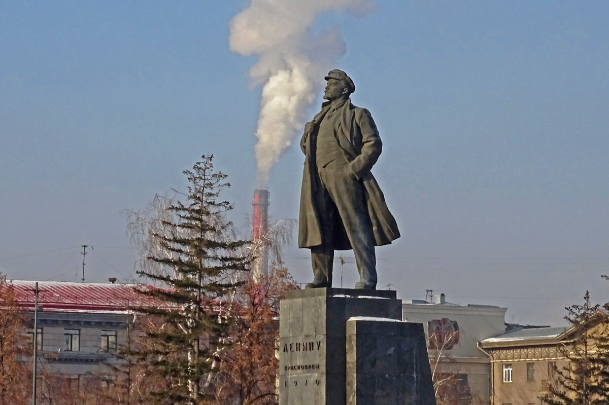     Трубу и дым видно прямо из центра, и многие воспринимают это как должное. Но город должен избавляться от таких объектов