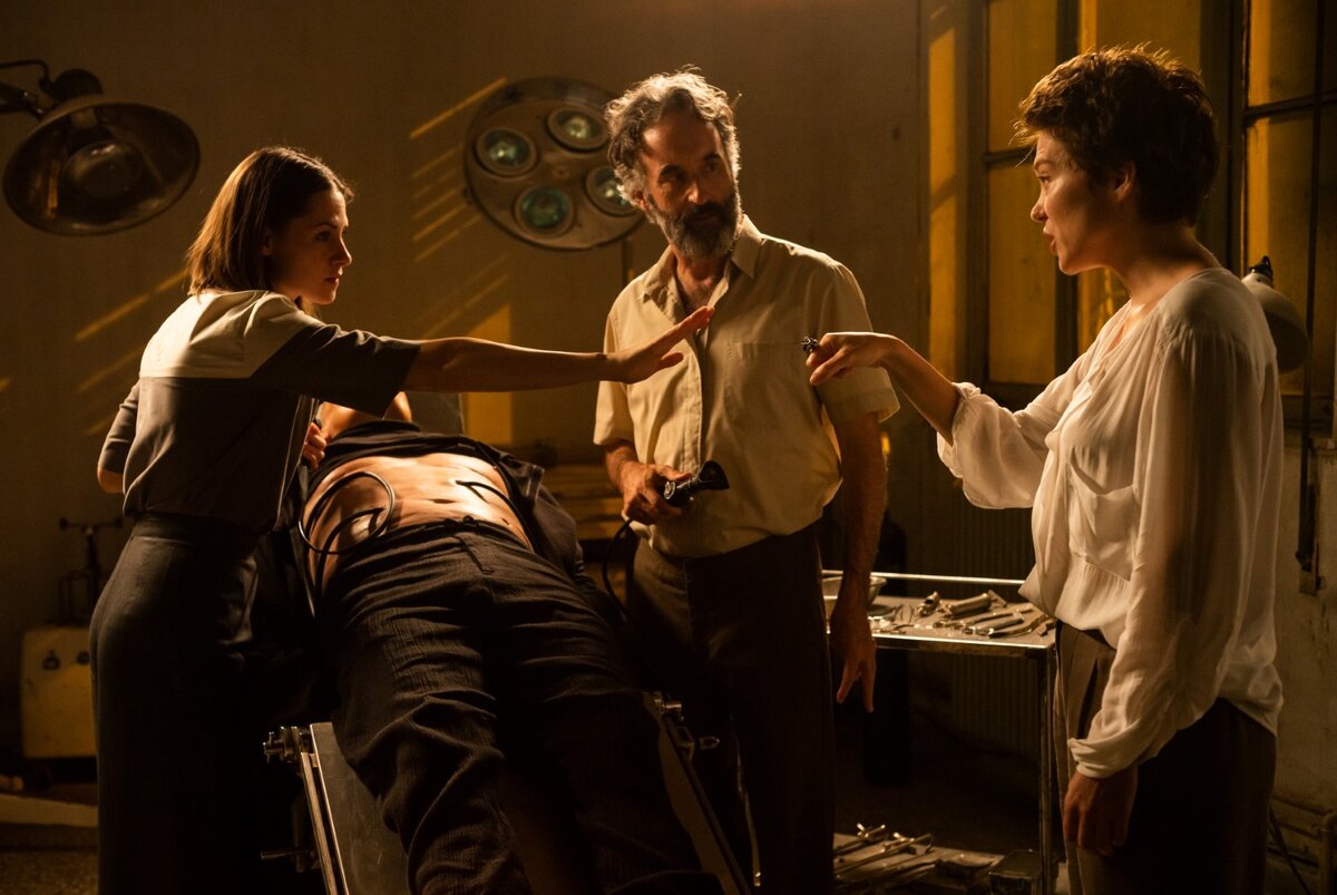 L'art du crime сериал. Преступления будущего фильм 2022 кристен стюарт. В каких фильмах есть преступление. Преступление сериал 2021. Настоящее преступление фильм 2018 джим керри.