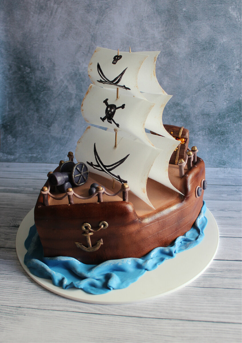 Торт "Пиратский корабль", оформленный сахарной мастикой и вафельной бумагой (фото из личного архива работ автора)