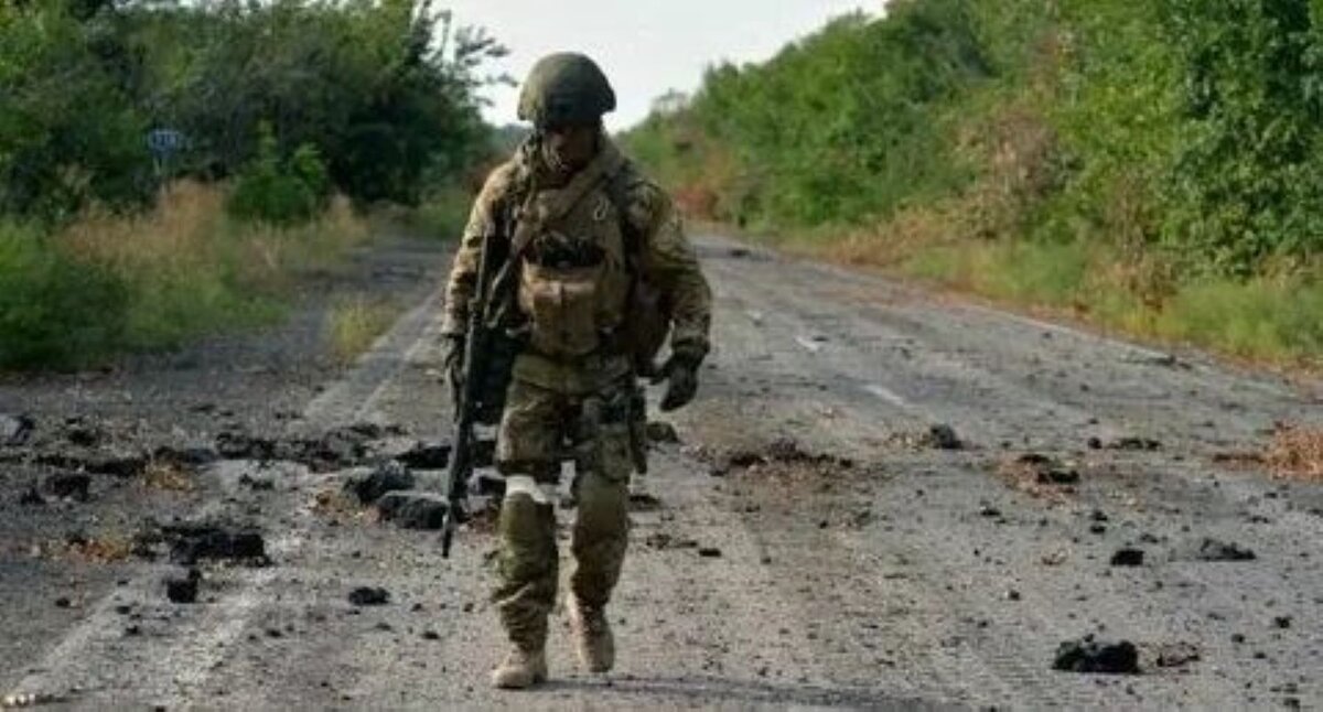 Военный идёт по дороге. фото: картинки  яндекса.