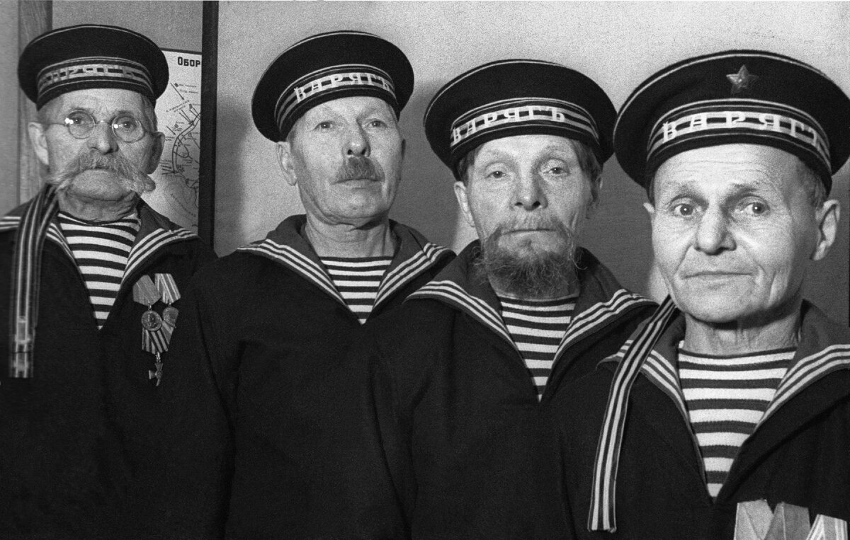 Справа налево: С.Д. Крылов, Т.П. Чибисов, И.Е. Капленков и А.Д. Войцеховский. Москва, 1948 г.  Фото из интернета.