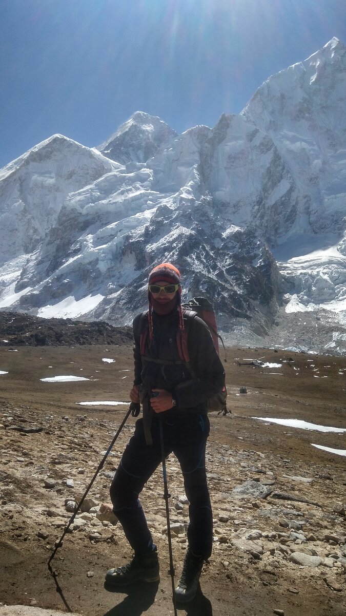 Вершина Эвереста прямо над головой. Высота 5300, идём на вершину Кала-Патар высотой около 5500.