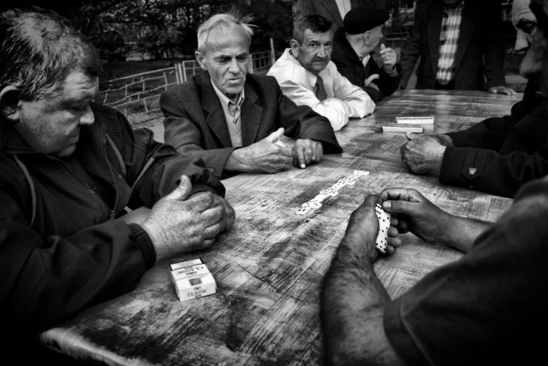 Советские игры во дворе Домино. Фото взято из сайта: bigfoto.com