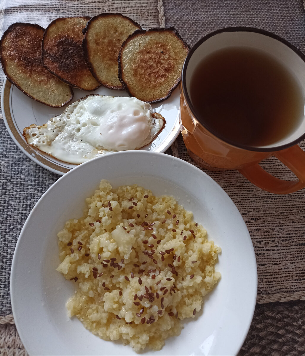 Пшеная каша, яйцо и оладушки яблочные. 