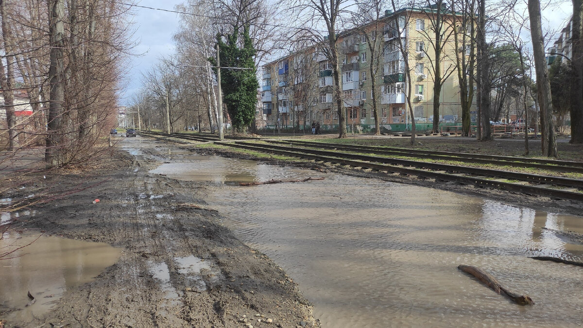 Так выглядит отрезок улицы Стасова от улицы Бургасской, упирающийся в тупик перед улицей Ставропольской