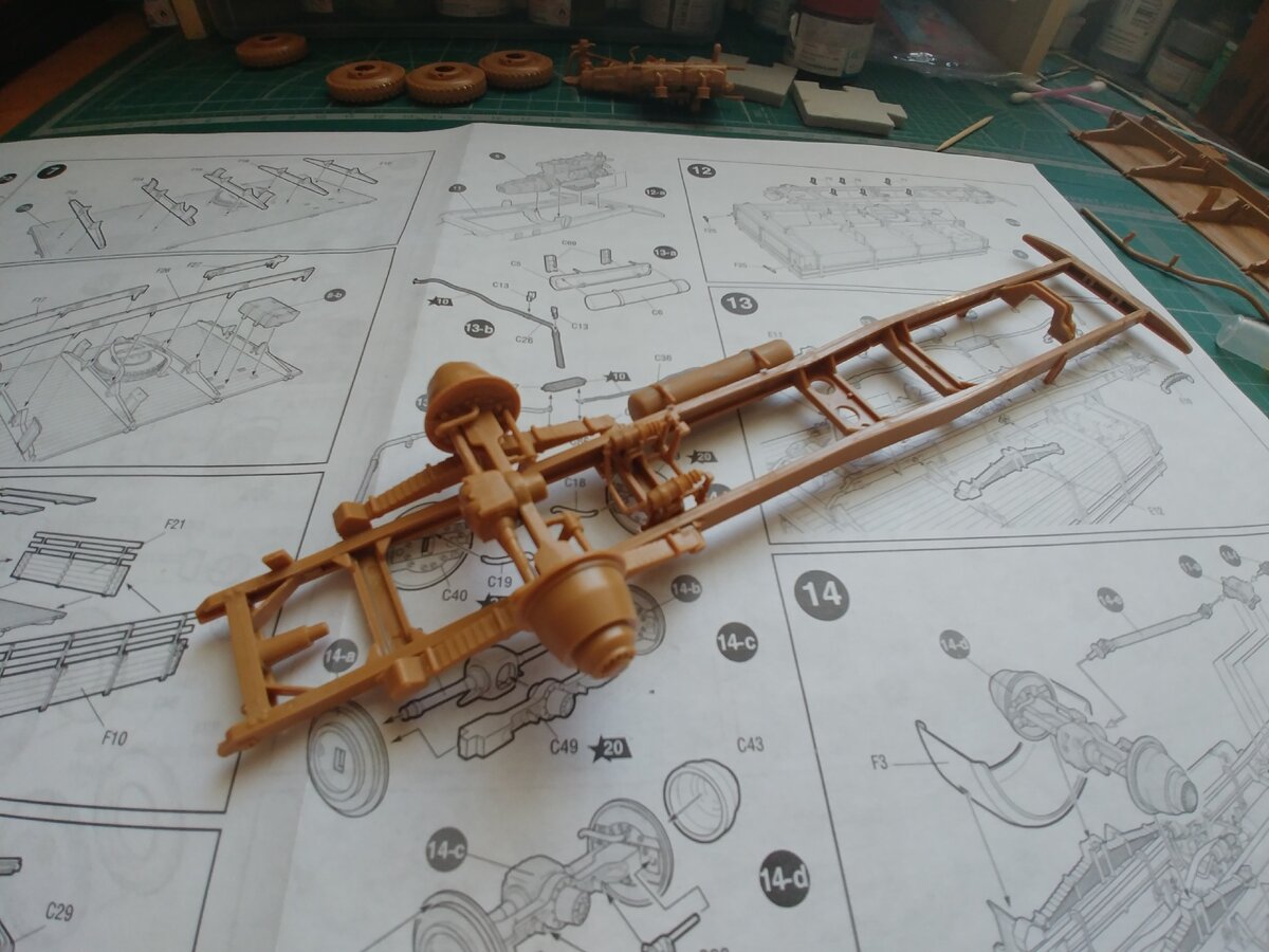1. Рама автомобиля в процессе сборки