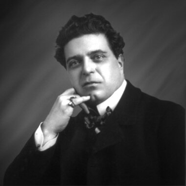 Пье́тро Маска́ньи - итальянский оперный композитор. Стал знаменит после написания оперы «Сельская честь» по пьесе Джованни Верга.  Наиболее яркие его произведения: «Сельская честь».                                                                                                                                             «Друг Фриц»  По одноимённому роману Эркмана и Шатриана
«Братья Ранцау»  По роману «Два брата» Эркмана и Шатриана.
«Вильям Ратклифф»  По одноимённой пьесе Гейне
«Сильвано»  По новелле Альфонса Карра.
«Дзанетто».
«Ирис».
«Маски».
«Амика».
«Изабелла».
«Паризина»  На слова одноимённой трагедии Габриэле д’Аннунцио
«Жаворонок»  По роману «Два маленьких деревянных башмачка» Марии Луизы де ла Раме
«Да»  — оперетта
«Маленький Марат»
«Пинотта»  переработка кантаты «В шелкопрядильне» 
«Нерон»  По пьесе Пьетро Коссы.