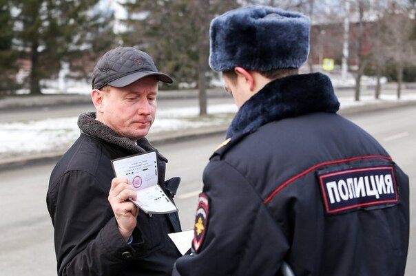 Предъявление паспорта по требованию сотрудника полиции.