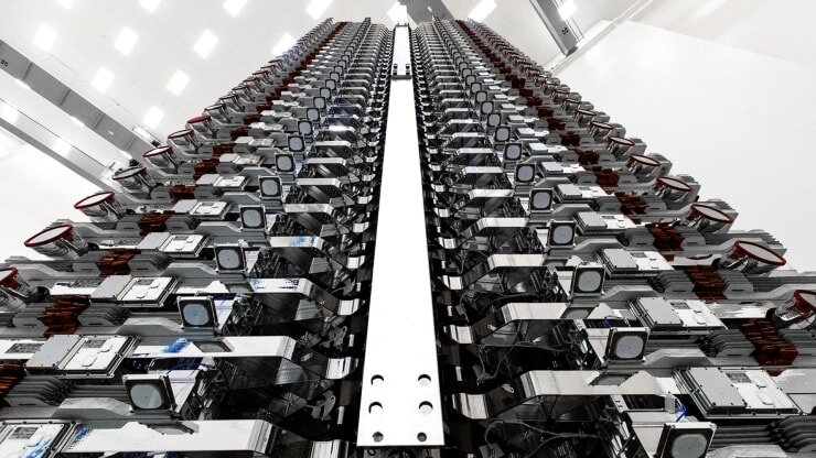 Спутники Starlink перед запуском (SpaceX)