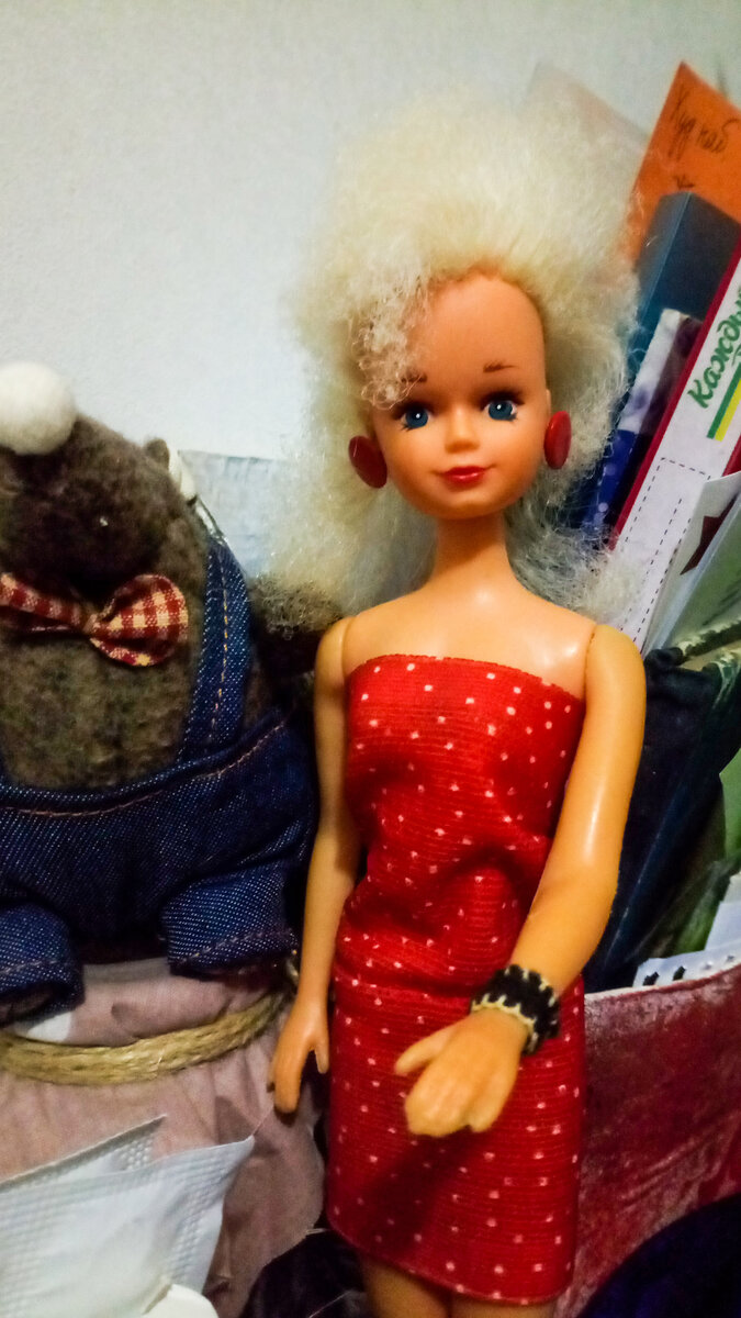 Сэнди. Одна из самых частых "барби" 90х годов. Эта, как оказалось, из редкого выпуска Сэнди-невеста, с феном и прочими девчоночьими радостями)