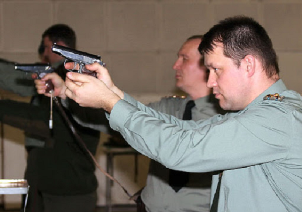 Офицеры с пистолетом ПМ, который уже давно планируют заменить на что-то более современное.