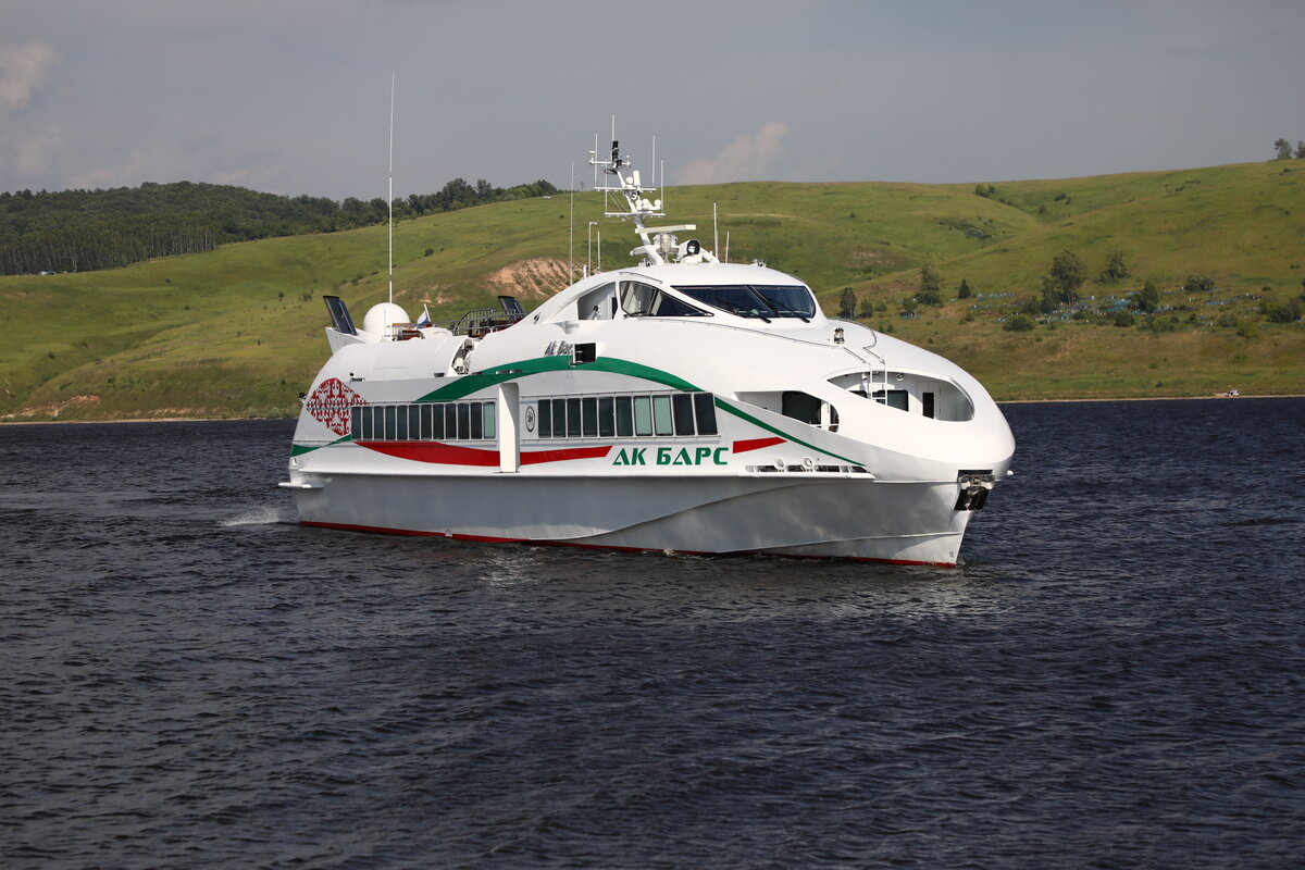 Катер "Ак барс" подходит к Свияжску. Фото: Маргарита Гафурова