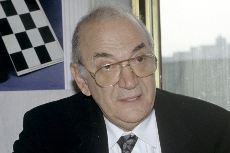 

Легендарный Виктор Корчной был в шаге от завоевания звания чемпиона мира и передал будущим поколениям неоценимый опыт своими великолепными партиями! 
Сегодня мы разберем его партию из Мемориала Капабланки, сыгранную в Гаване в 1963 году.

Виктор Корчной-Карл Робач. Славянская защита.Московский вариант. Шахматы.
Анализ партии: https://lichess.org/study/4XM7dCHx