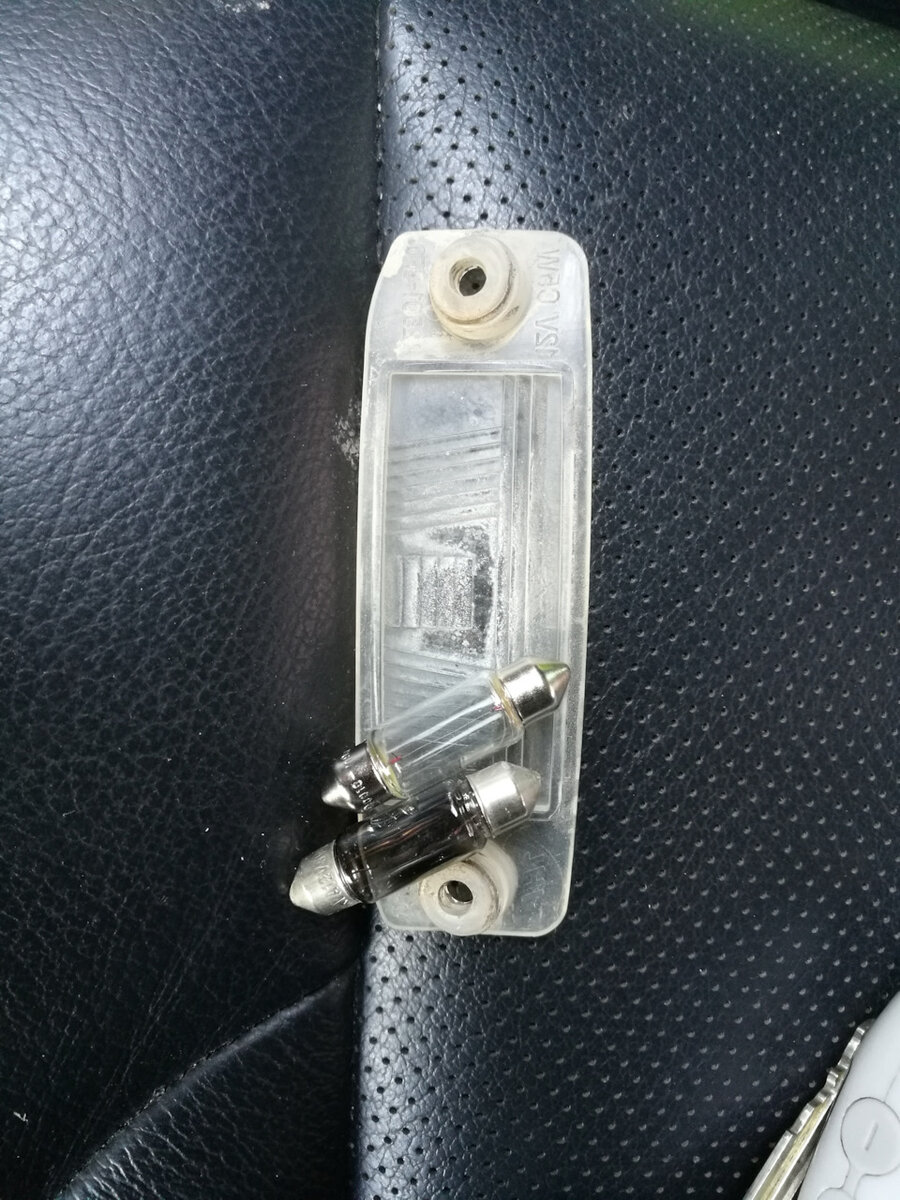 Перегоревшая и новая лампочки