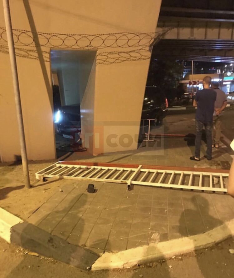 Авария произошла в пятницу вечером, 21 августа, на улице Титова в Центральном районе Сочи. Об этом сообщили очевидцы происшествия.