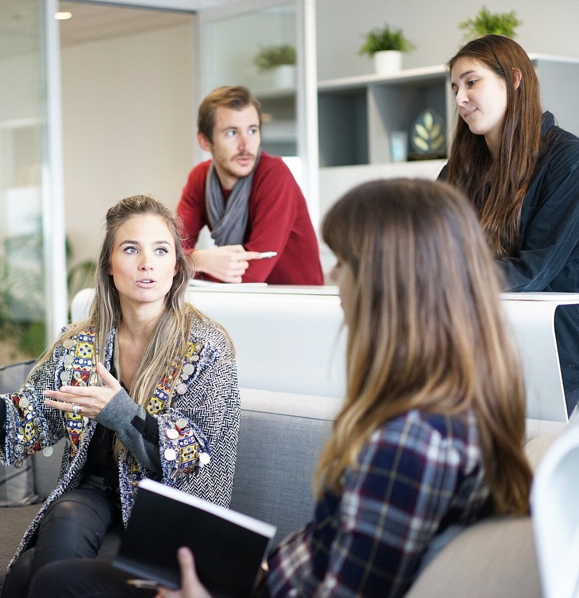 Источник: https://pixabay.com/photos/workplace-team-business-meeting-1245776/