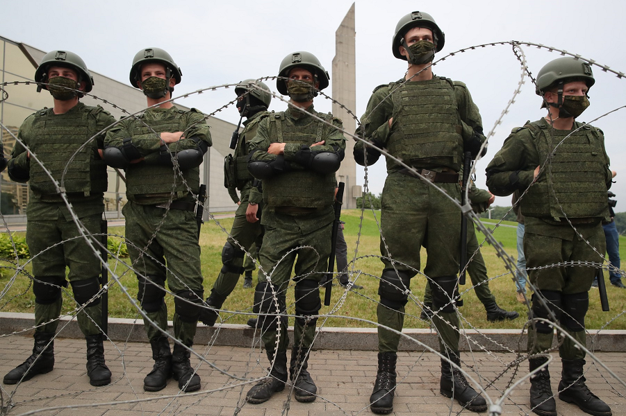 Солдаты перед стелой Минск - город-герой, 23.08.20

