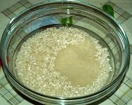 Промойте рис и замочите на час.