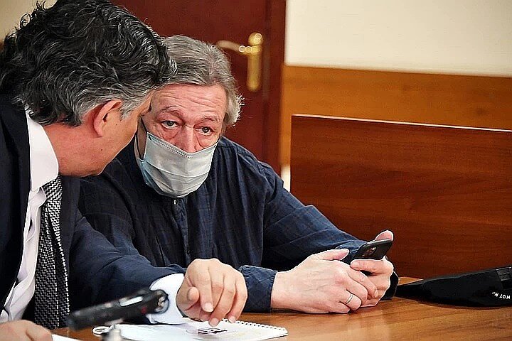 Михаил Ефремов с адвокатом Эльманов Пашаевым в зале суда 
Фото: Иван Макеев(Источник: https://www.kp.ru/daily/217171/4274085/)