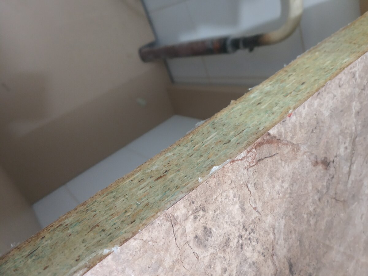 Обязательно промазать герметиком место где была вырезана столешца под мойку