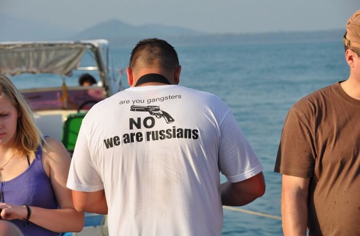 Вряд ли на отдыхе за границей вы будете общаться с иностранцами в такой манере 