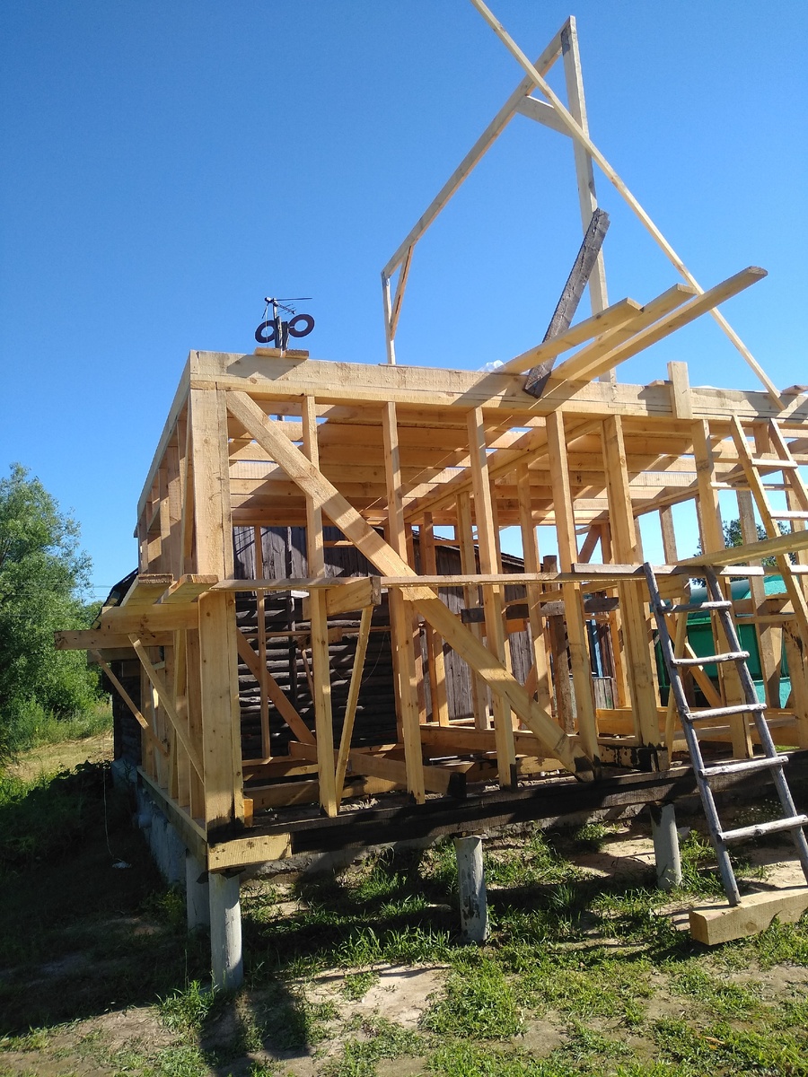 Леса вокруг дома для монтажа перекрытия.