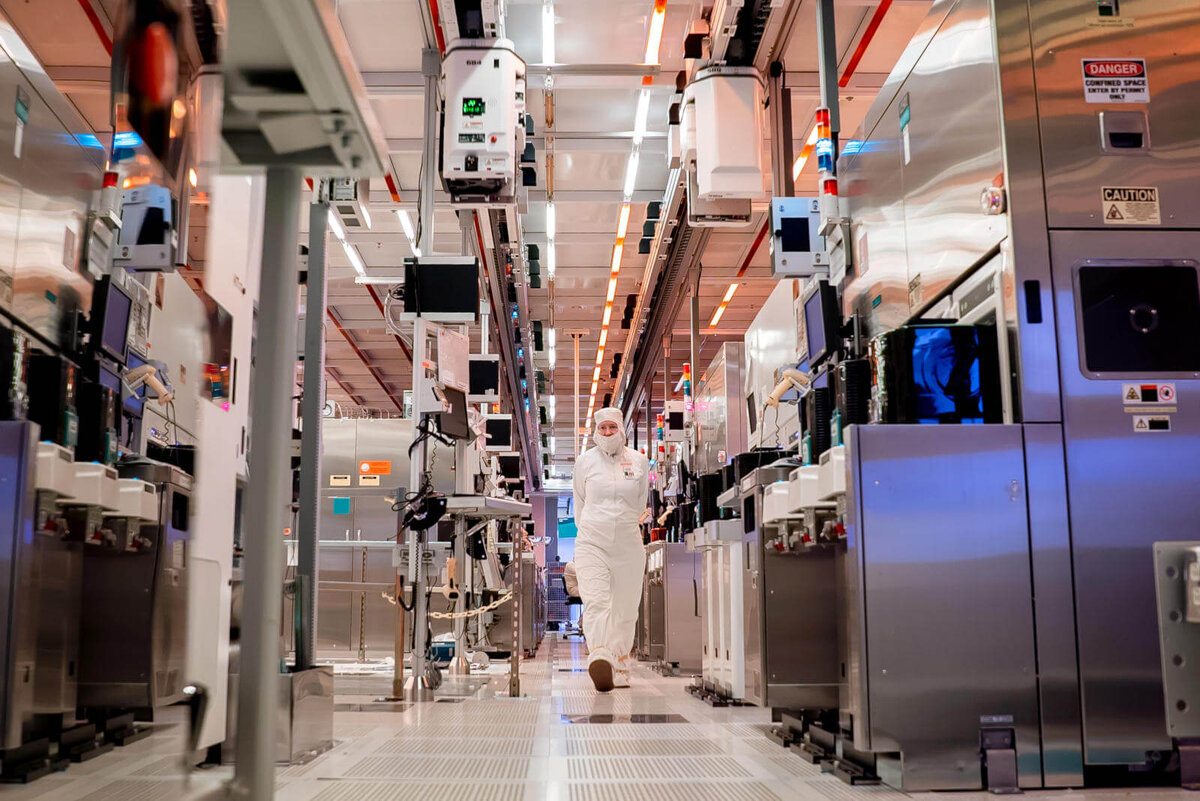 
Возможно, это самый стерильный завод в мире. Источник: Intel