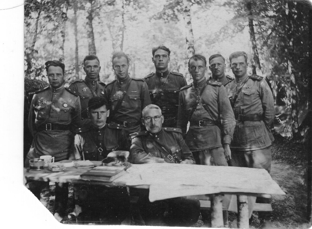 Фото из личного архива автора: начальник топографической службы Первого Украинского фронта и офицеры 75-го геодезического отряда