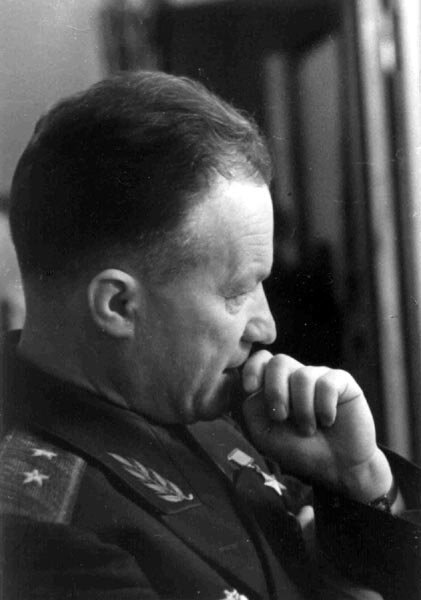 Генерал Каманин задумался.