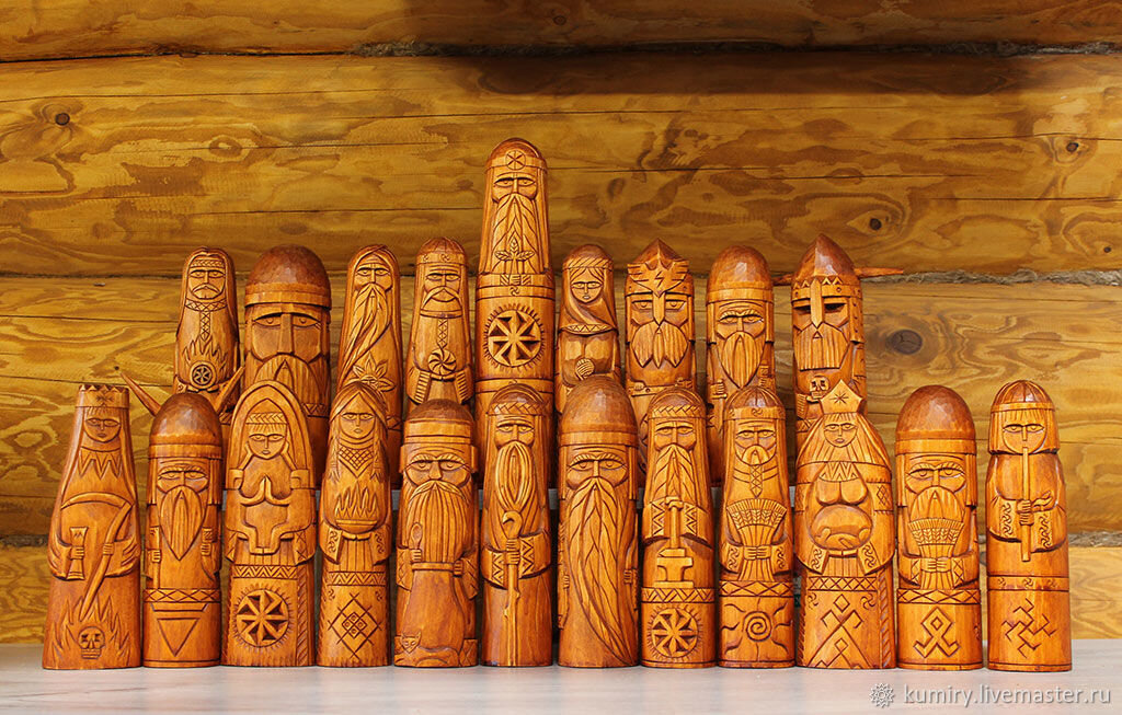 А еще раньше Волос-медведь заменил собой еще более старую Божуню-медведицу. Велес-Волос, бог с медвежьей, а потом и с турьей головой, стал уже богом не женщин – охотниц-собирательниц, а мужчин-скотоводов. «Скотьим богом». Богом богатства. Русские воины и купцы изначальной Руси клялись Перуном и Велесом – мечом и золотом. А простые селяне просили у Велеса приумножения скота и вывешивали на скотном дворе медвежью лапу. Или выставляли медвежий череп. Как оберег.