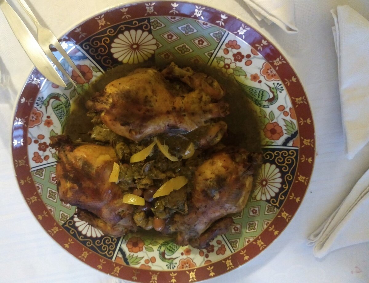Курица с оливками. Угадайте, сколько нас было за столом?