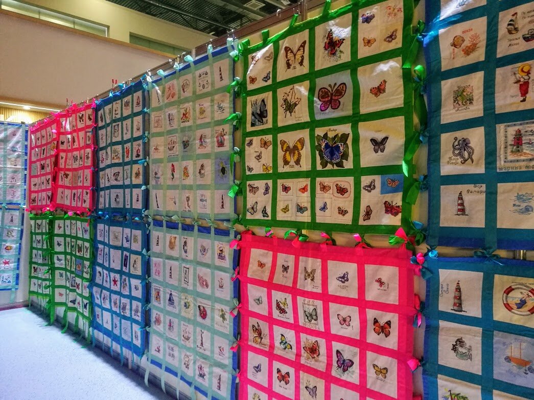 Большой рукодельный флаг с работами вышивальщиц