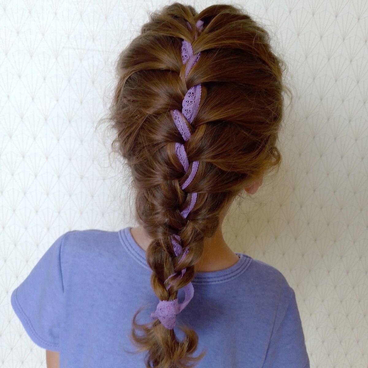 Сиреневая  кружевная лента во французской косе