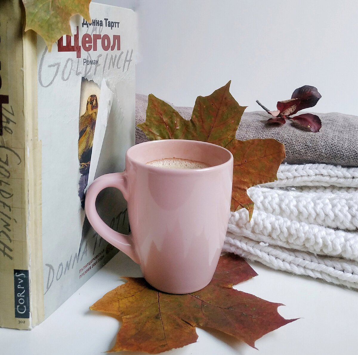 Тот самый "Щегол". Более 600 страниц книги залпом прочитала за месяц. Под большим впечатлением от романа и рекомендую его всем. Пулитцера просто так не получают. Произведение стоит потраченного на чтение времени.