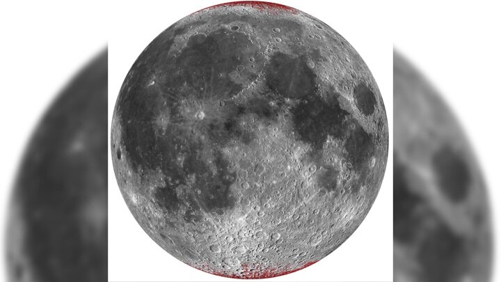 Видимая сторона Луны. Красным отмечены районы, в которых был обнаружен гематит. Иллюстрация Shuai Li, HIPG, University of Hawaii, NASA LRO WAC/ASU.
