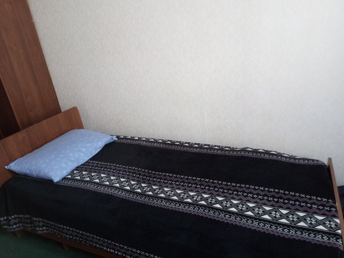 Обязательно кровать желательно с хорошим матрасом