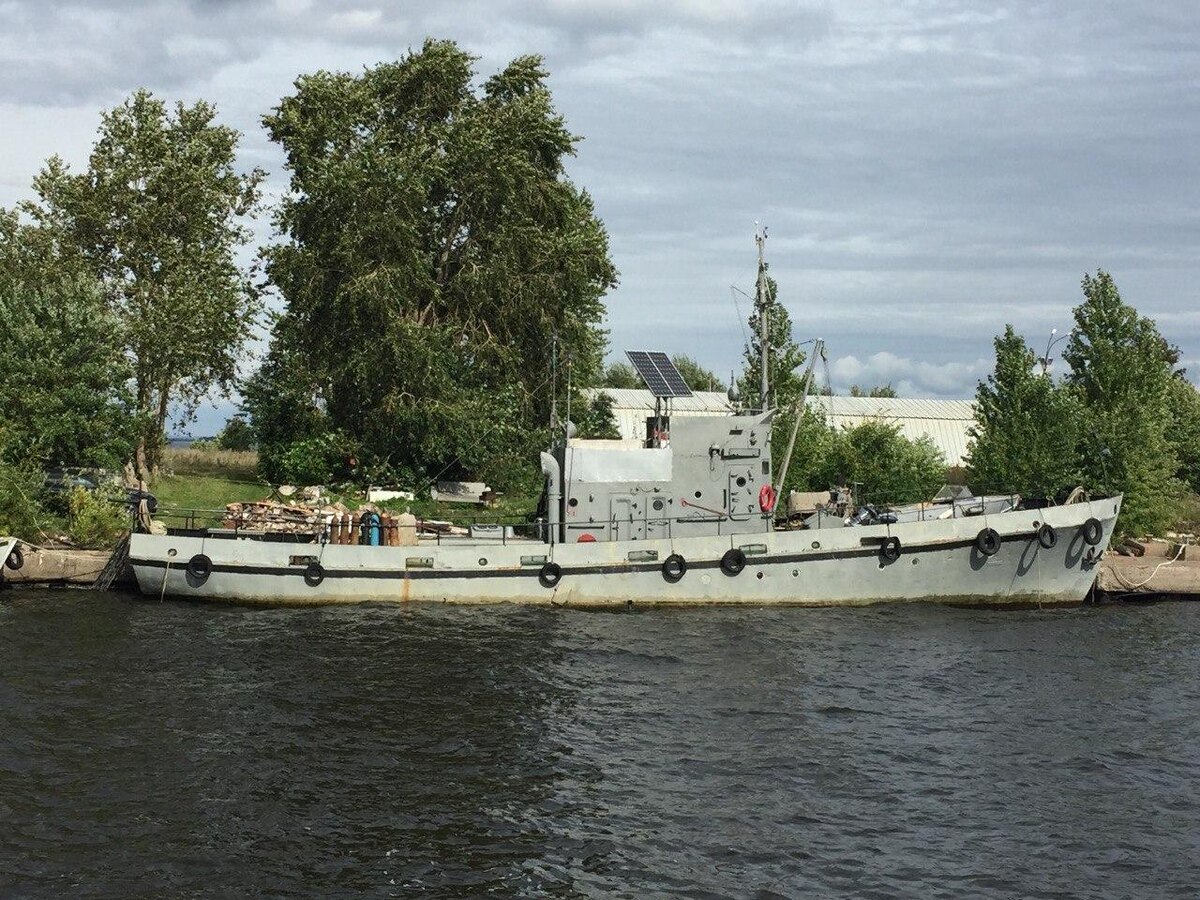 Левее солнечных батарей два "морских" ветрогенератора на 50Вт (на фоне деревьев)