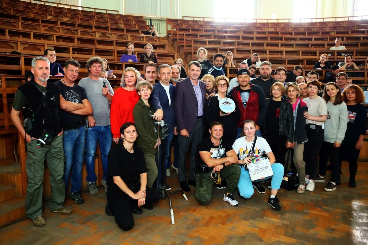 съемочная группа и актерский состав сериала "Медиум". Фото с сайта Kino-teatr.ru