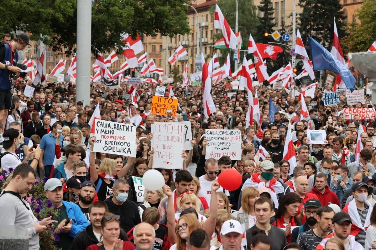 Здесь народ. Протесты в Беларуси. Протесты в Белоруссии лозунги. Лозунги белорусского протеста. Лозунги в Белоруссии 2020.