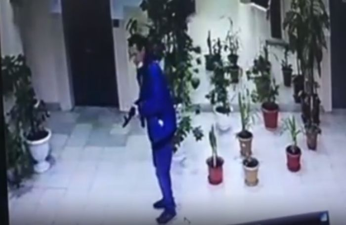 Пришел с макетом автомата в одно из общежитий города на Пролетарском проспекте, 10/3 и напугал вахтера.