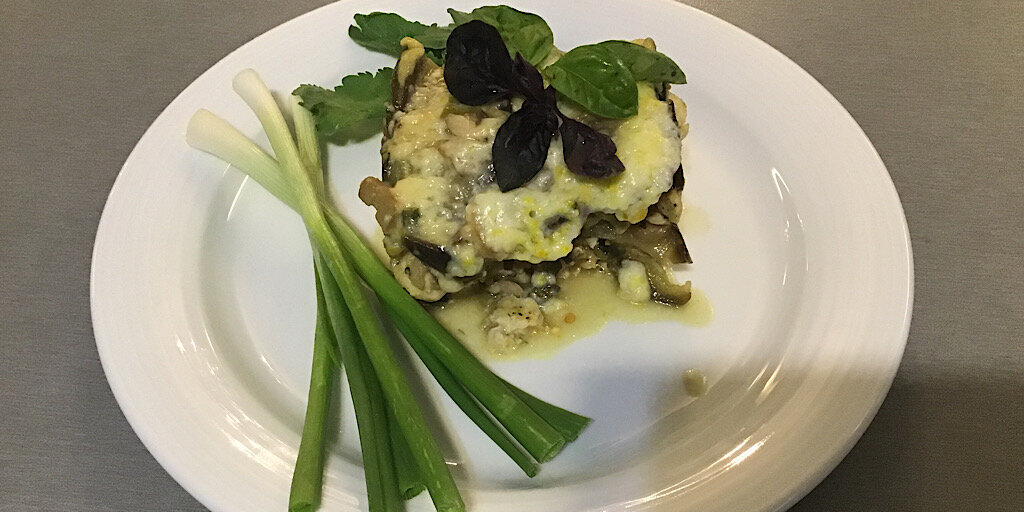 Куриная грудка запечённая с баклажанами.