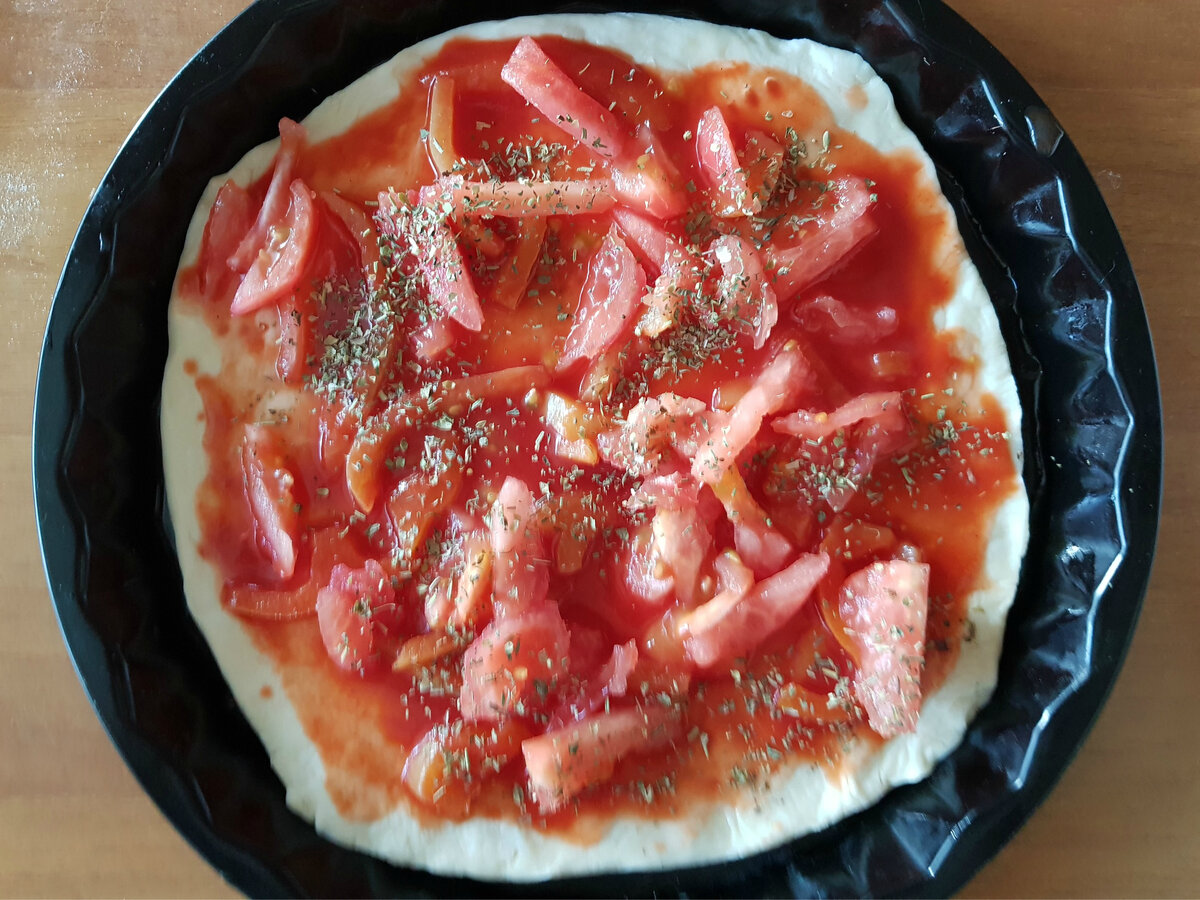 Нижний слой - лечо, кладем совсем немного перца и от души рассол. Затем выкладываем помидоры и добавляем специи