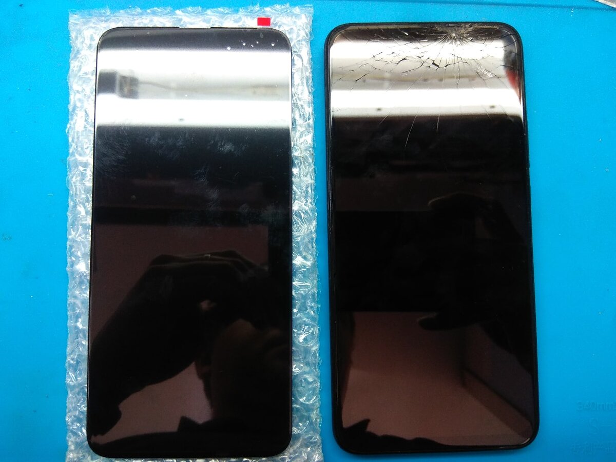 С правой стороны телефон с разбитым дисплеем, слева новый дисплейный модуль