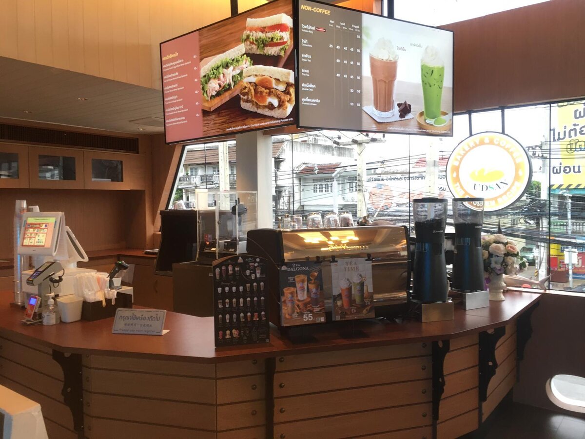 Специально для своих читателей сходил и сфотографировал уникальный 7-Элевен в Паттайе. Фотографии внутри и снаружи. Имеется парковка и зарядка для электрокаров-9